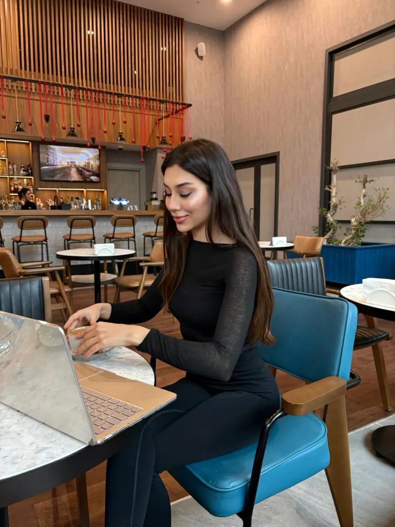 Hande Ceren bilgisayar başında