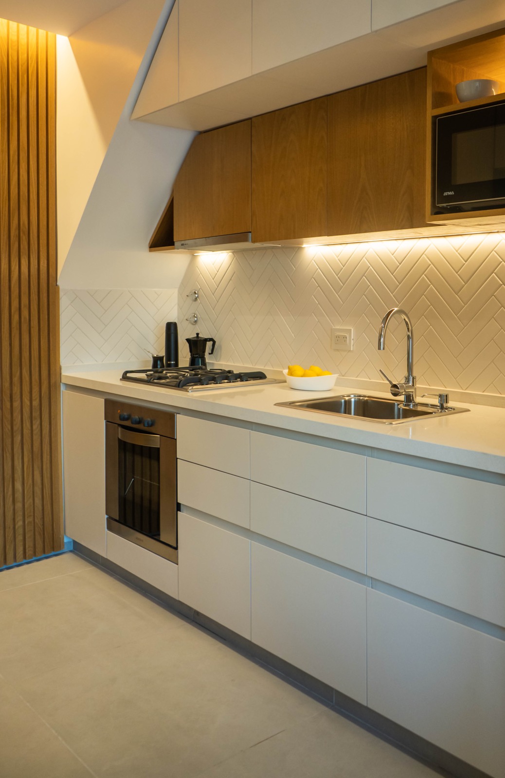 Cocina blanca con detalles de madera en Boedo