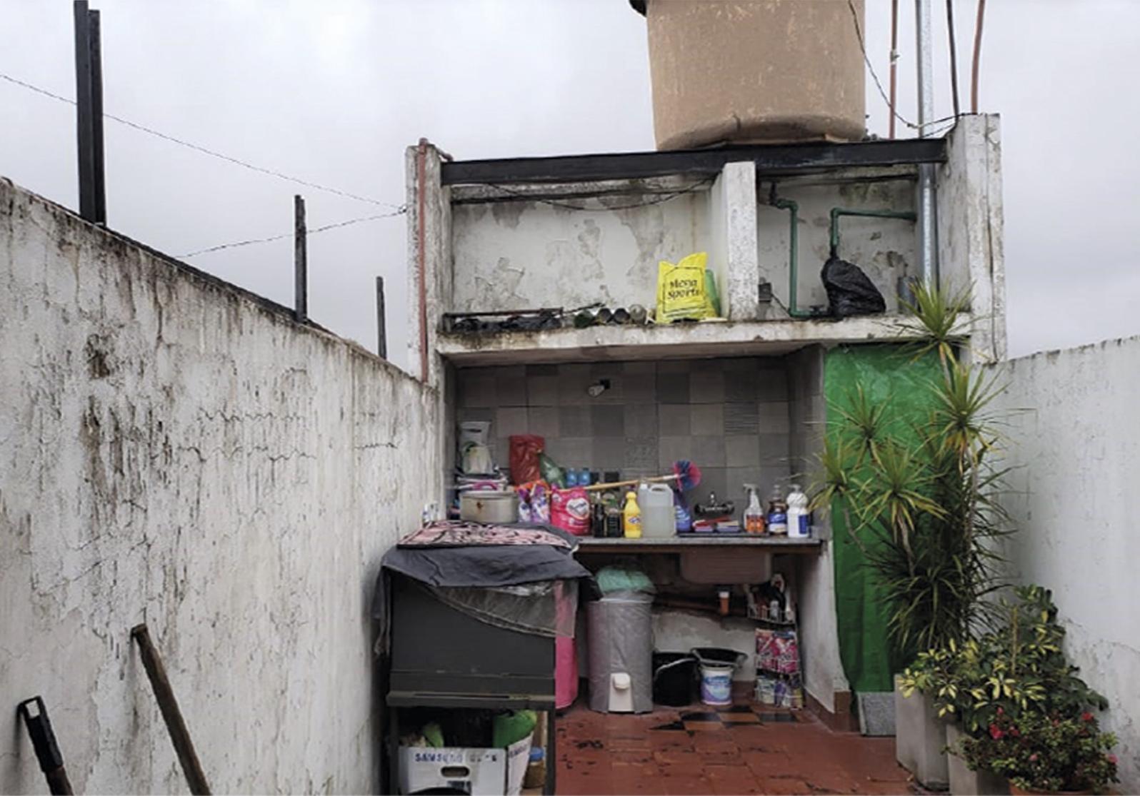Antes: patio lavadero deteriorado en Villa Luzuriaga