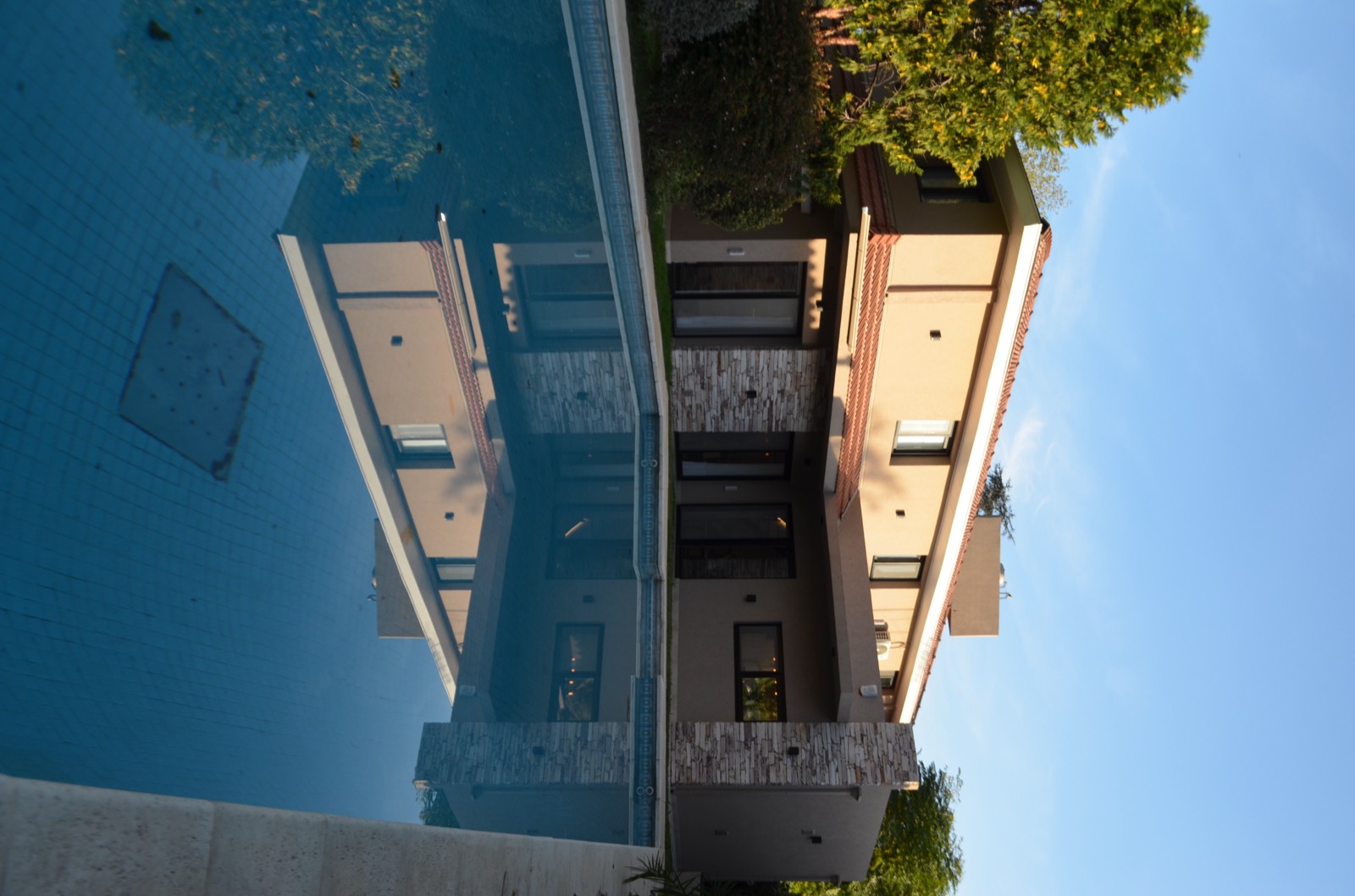 Pileta al atardecer, casa remodelada en Leloir