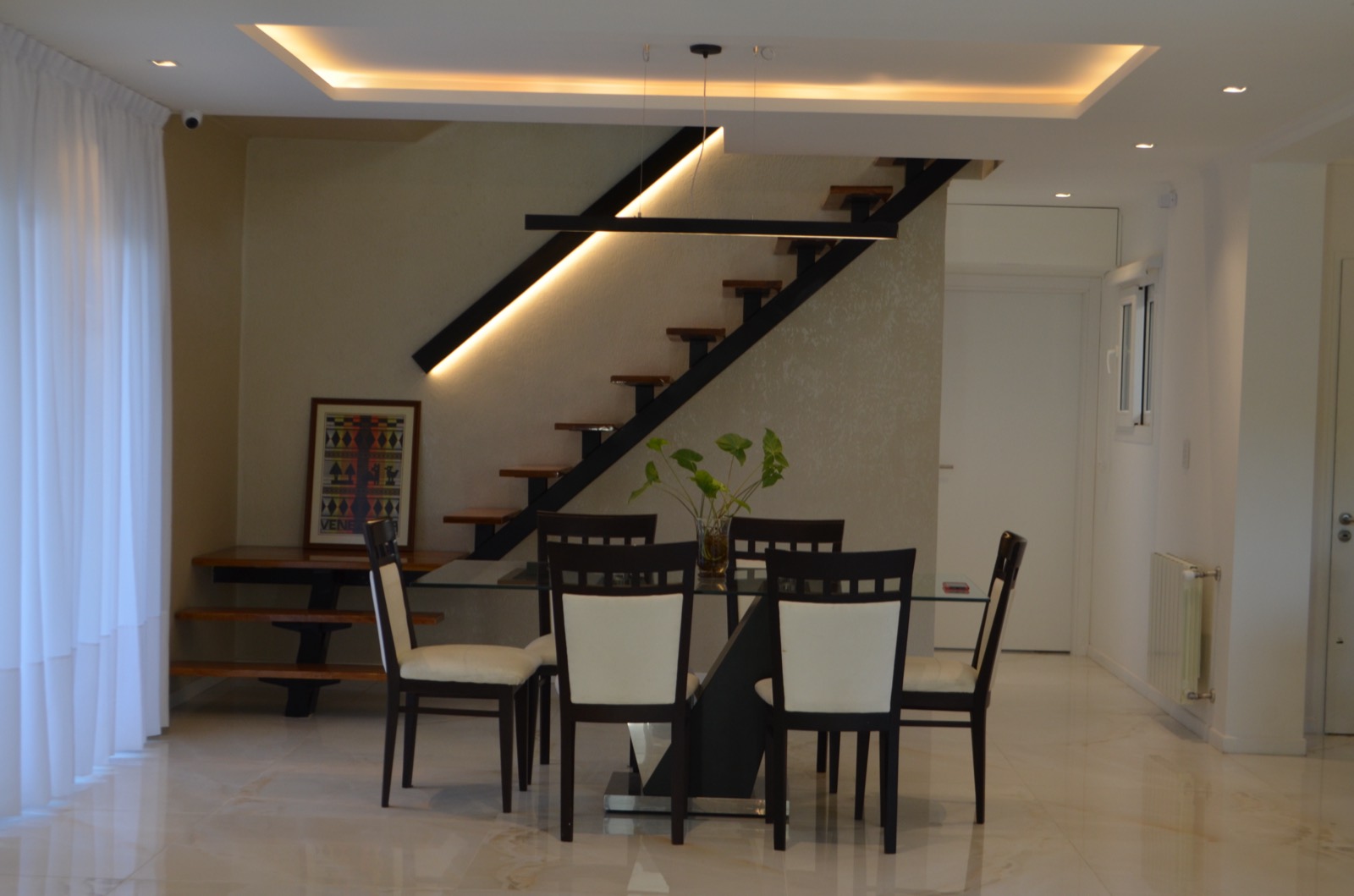 Escalera y comedor, casa de Leloir