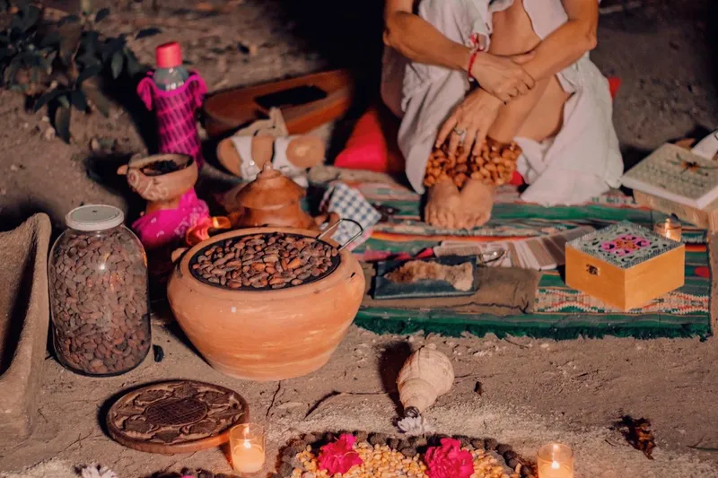 Cuencos de cacao, flores y velas preparados para una ceremonia