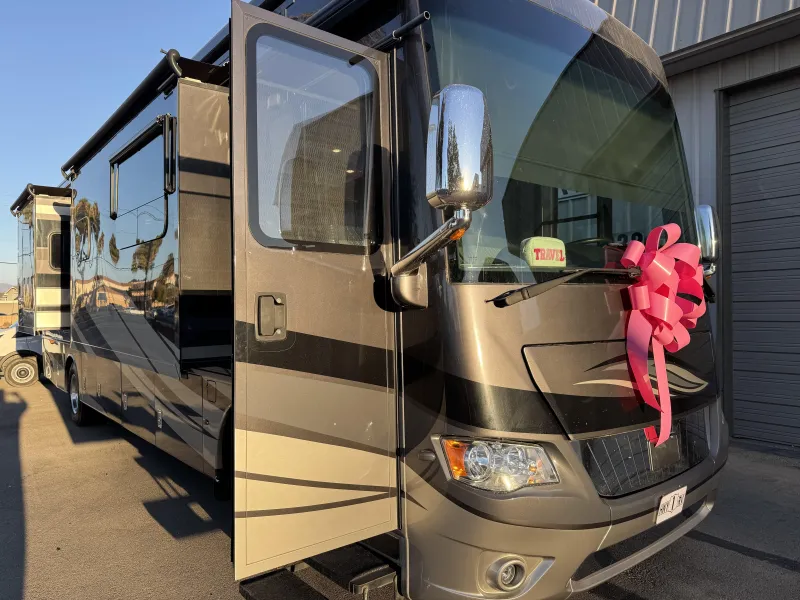2018 NEWMAR DUTCHSTAR 3736 bath and a half