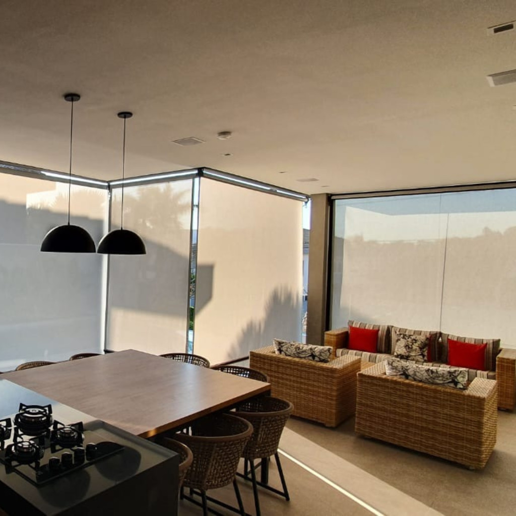 Área gourmet fechada com toldo cortina translúcido em residência de alto padrão
