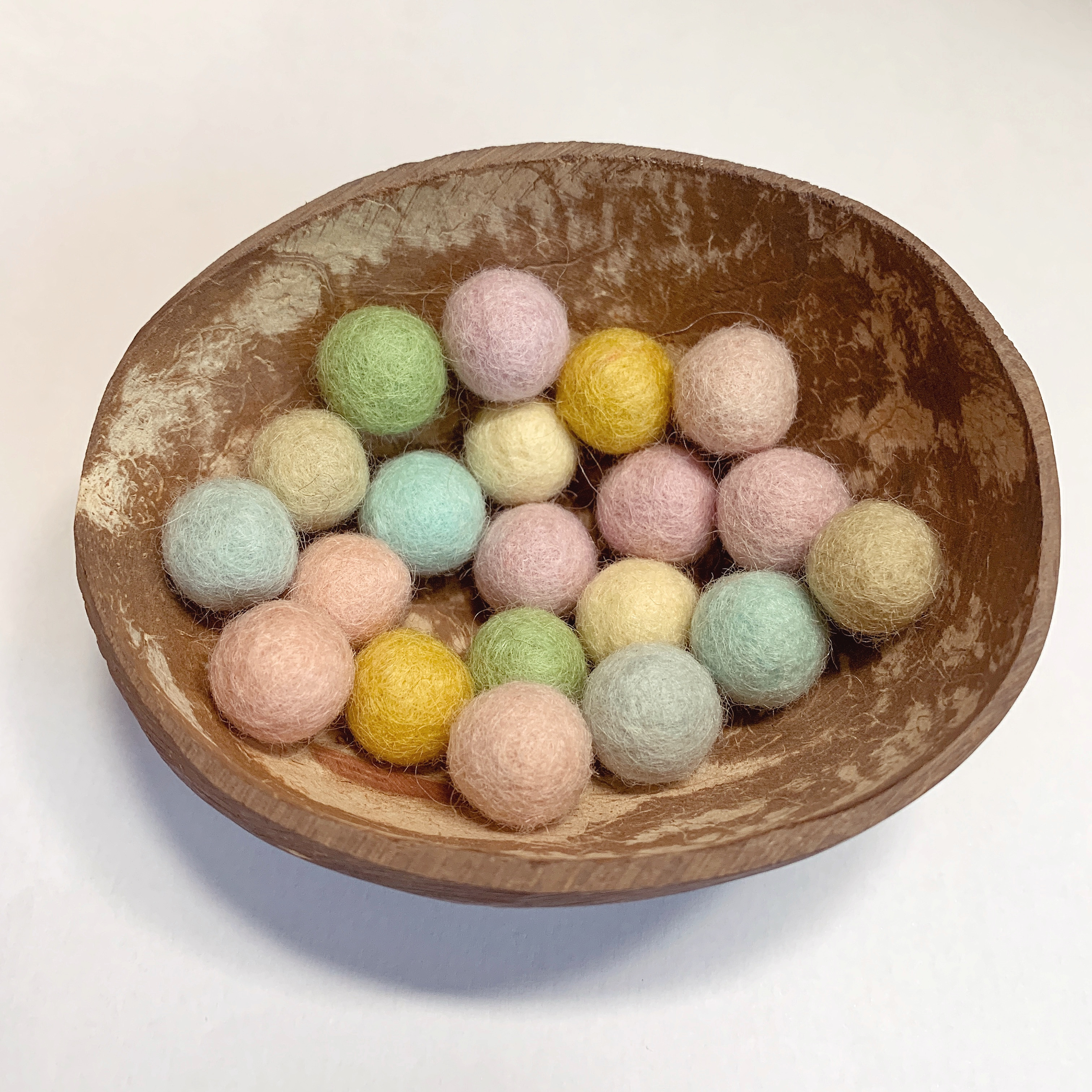 1.5cm pastel rainbow felt balls