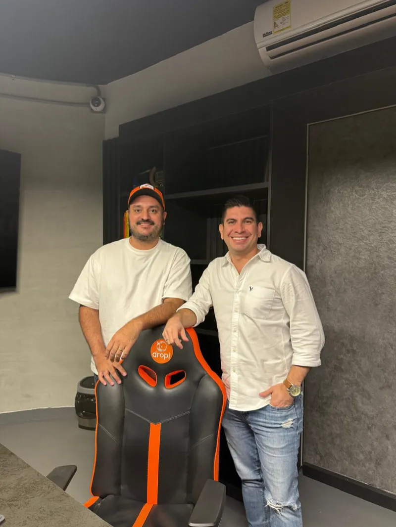 Mauricio Corzo junto a un invitado