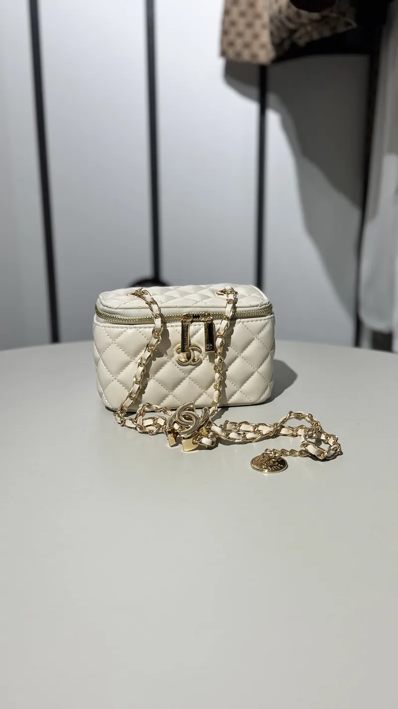 Chanel - Vanity With Chain Ivory 