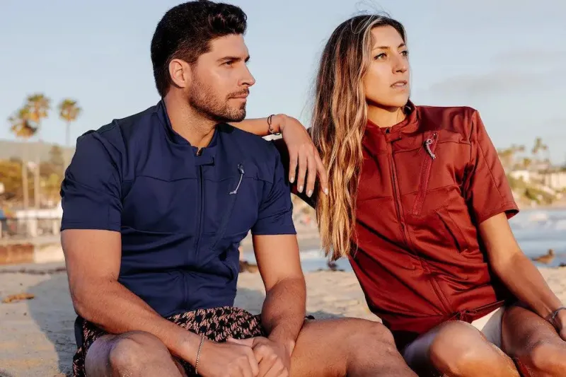 Adults' anti-drowning T-shirt with automatic activation