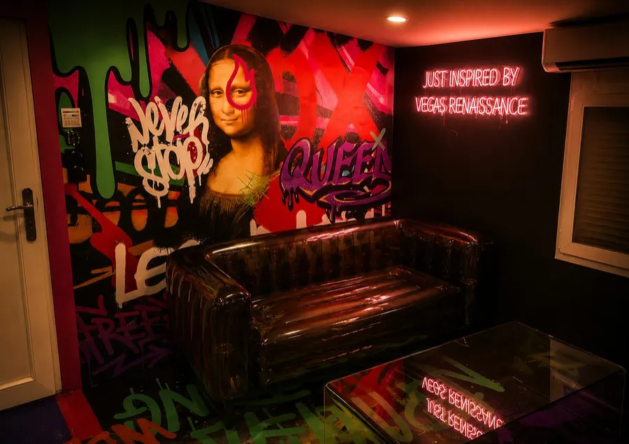 Fresque de la Joconde en street art dans le salon