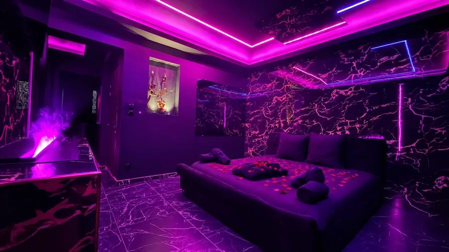 Chambre de la Suite Luxury, marbre et lumières d'ambiance