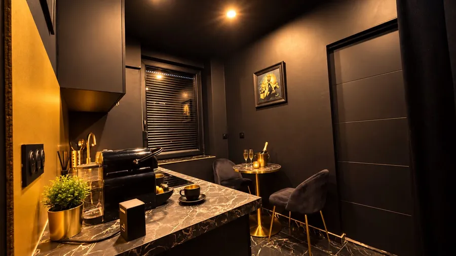 Kitchenette noire et or de la Suite Luxury