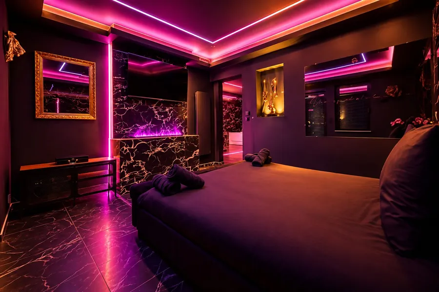Chambre de la Suite Luxury, miroir doré et cheminée