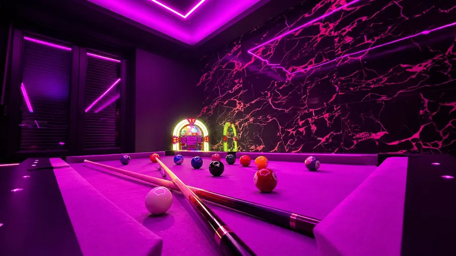 Table de billard et juke-box de la Suite Luxury