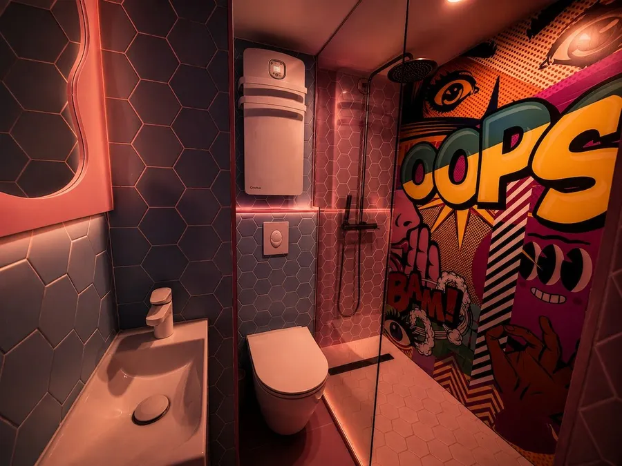 Salle de douche pop art OOPS de la Suite Paradise
