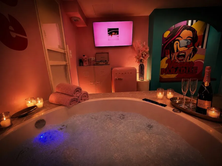 Spa privatif de la Suite Paradise, bougies et champagne