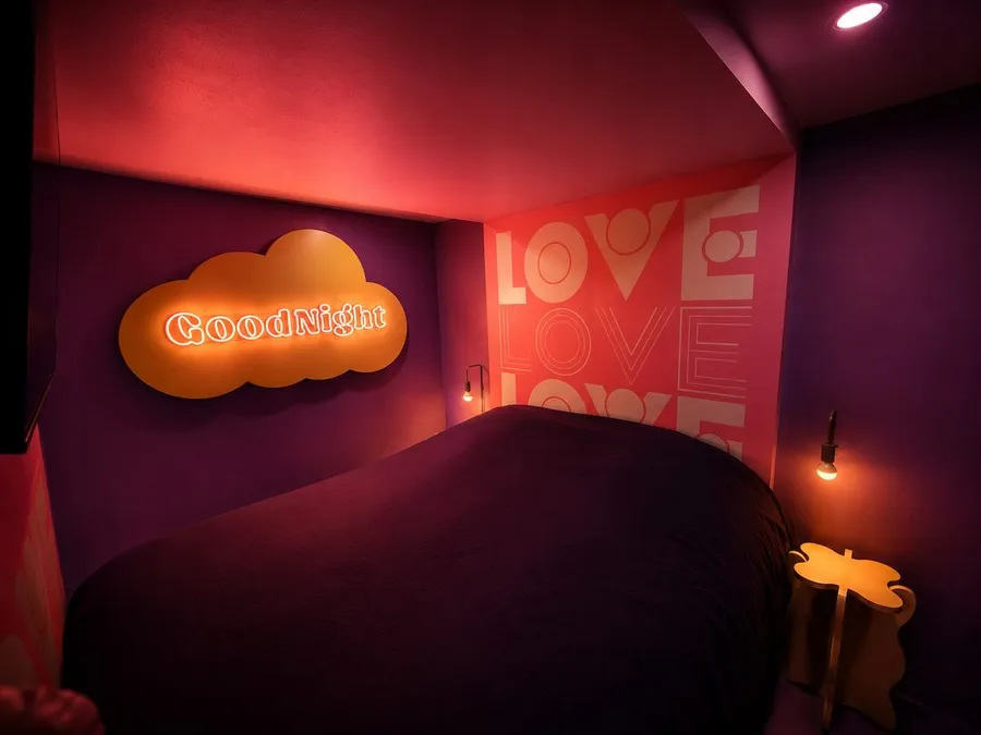 Chambre GoodNight et mur Love de la Suite Paradise