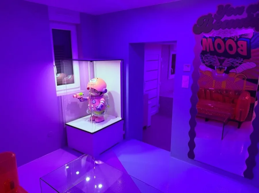 Entrée de la Suite Paradise sous lumière violette