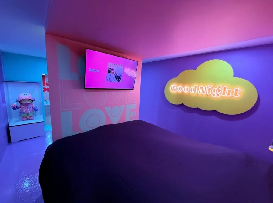 Chambre néon de la Suite Paradise