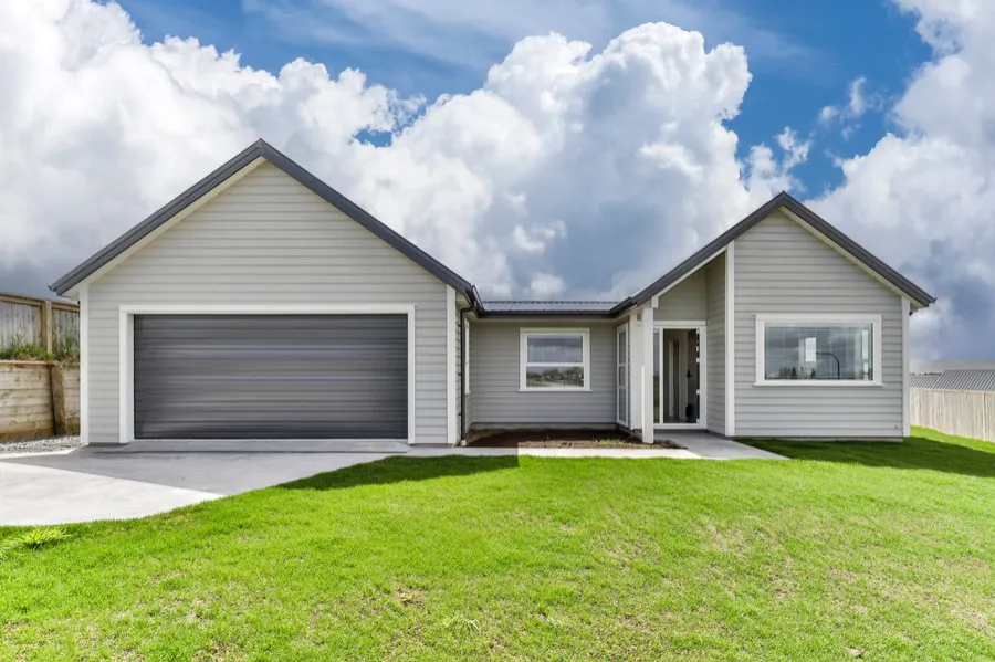 Weatherboard home with double garage built by MH Builders in Highland Crescent, Frontier Estate, Te Awamutu