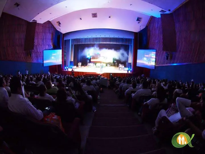 René Mantecón en conferencia ante auditorio lleno