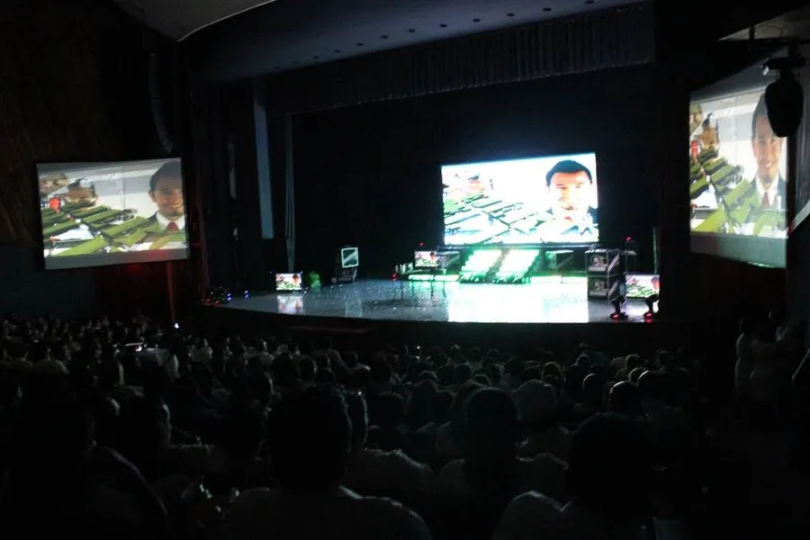 Teatro lleno con René Mantecón