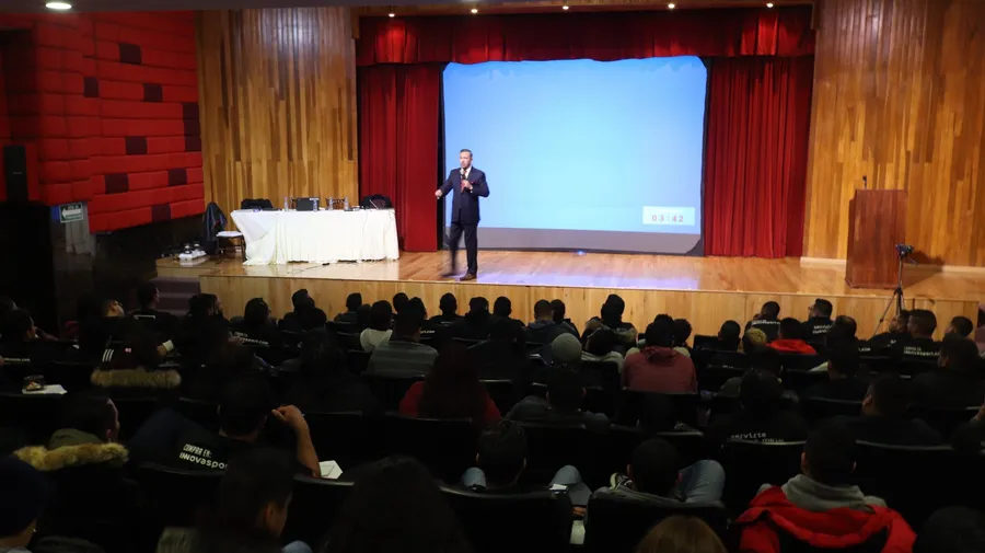 Conferencia de René Mantecón