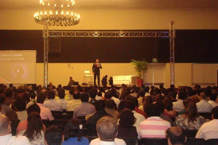 Auditorio lleno en conferencia de René Mantecón