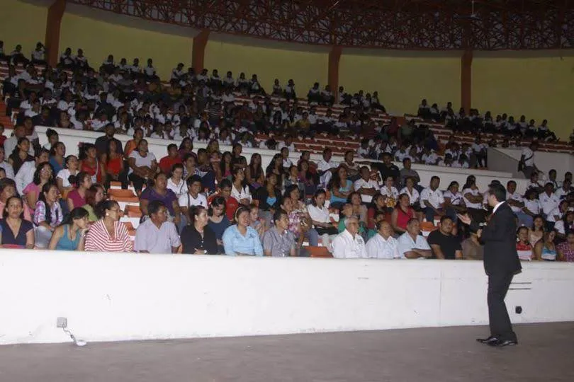 René Mantecón en conferencia ante auditorio lleno