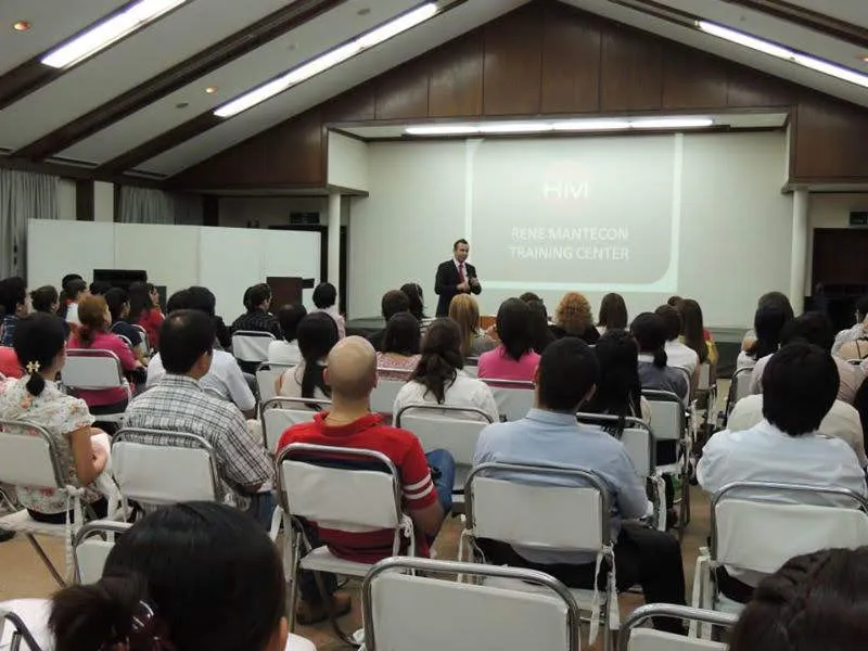 Auditorio en conferencia de René Mantecón