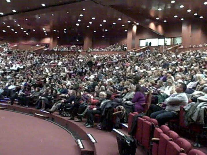René Mantecón en conferencia ante auditorio lleno