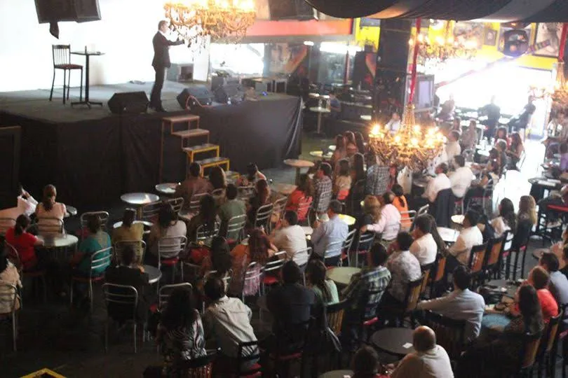 Auditorio lleno con René Mantecón
