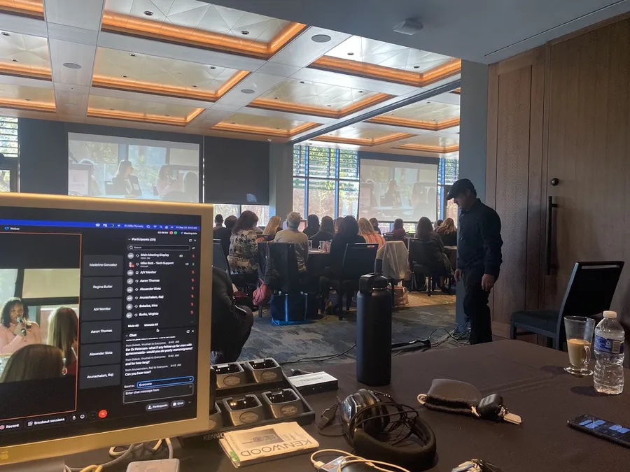 Event room with presentation screens and a crowd