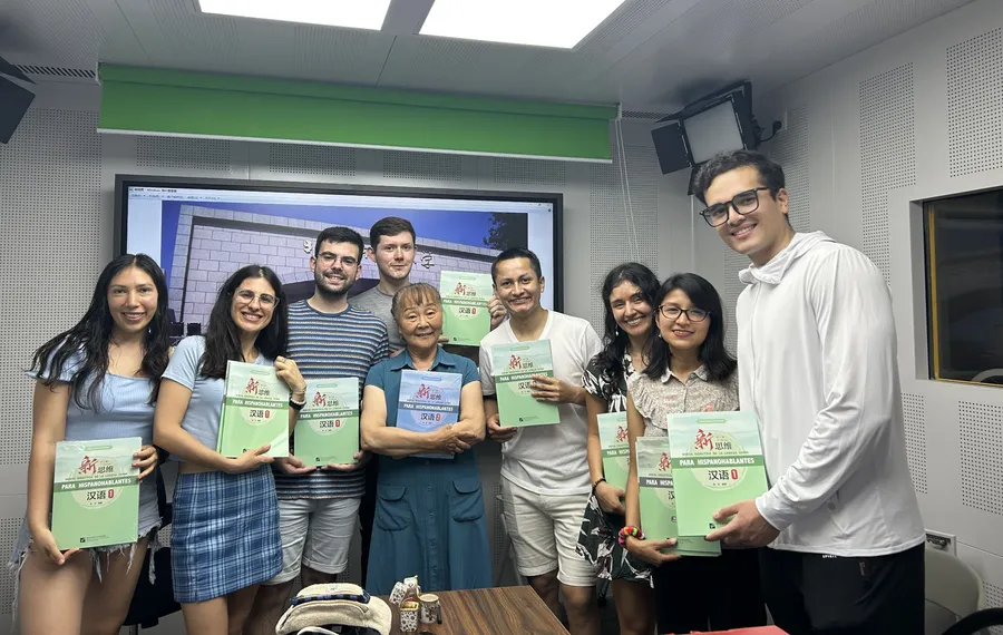 La profesora Li Ai con sus estudiantes, cada uno con su ejemplar de Nueva Didáctica de la Lengua China para Hispanohablantes