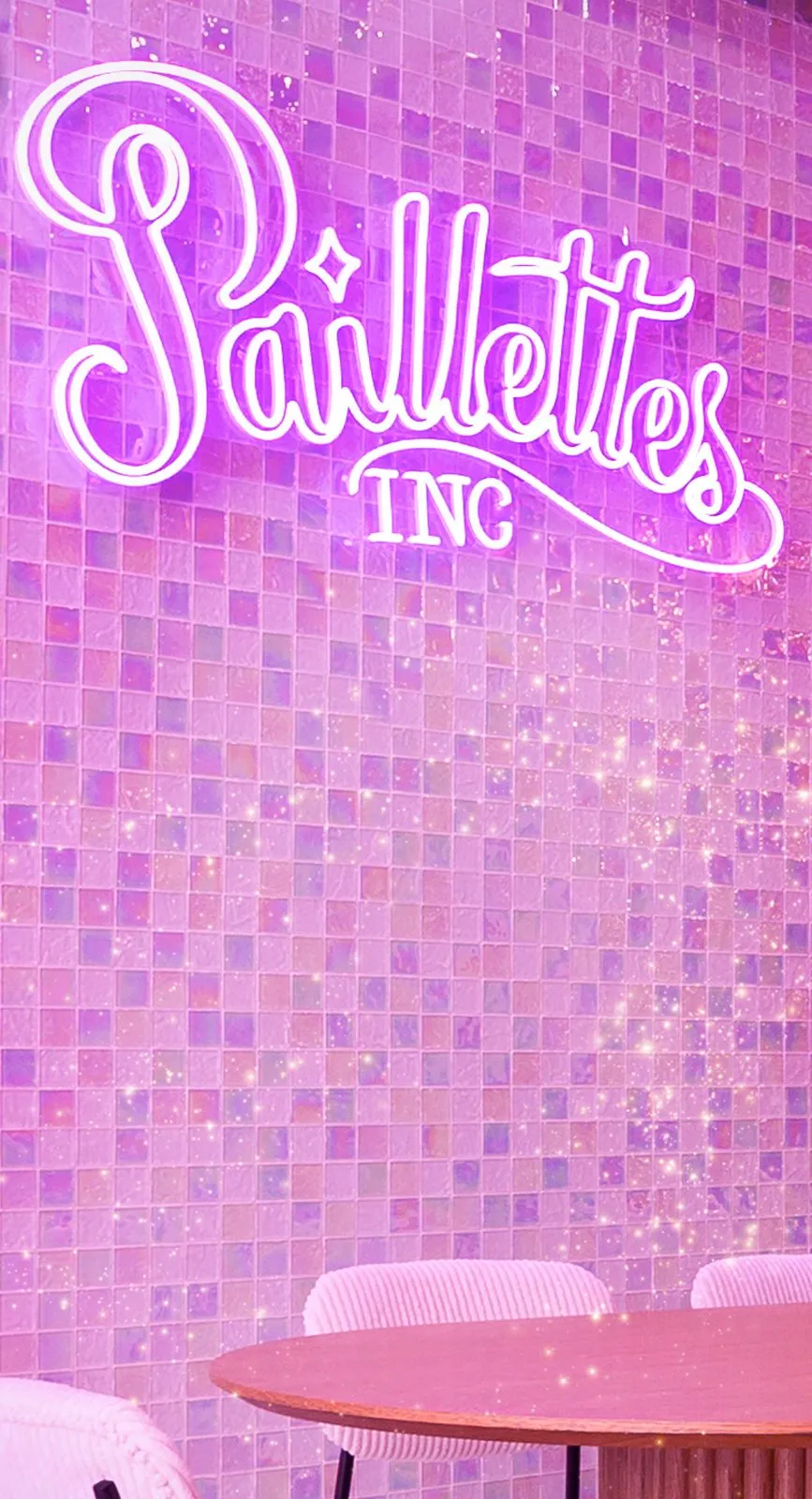 Enseigne néon Paillettes sur le mur de mosaïque irisée rose