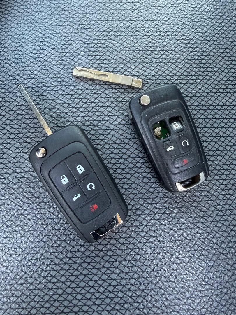 Old and new Chevrolet flip keys side by side