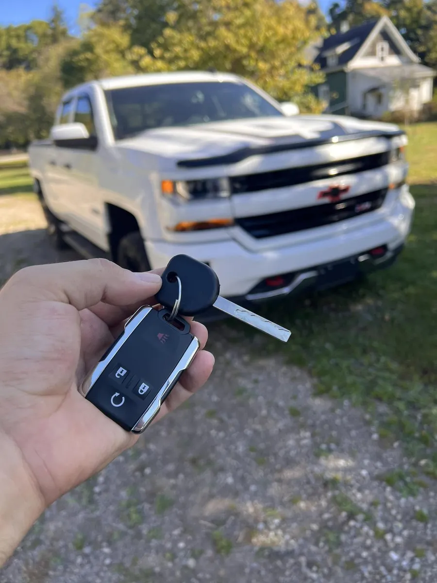 Remote and key for a white Chevrolet Silverado