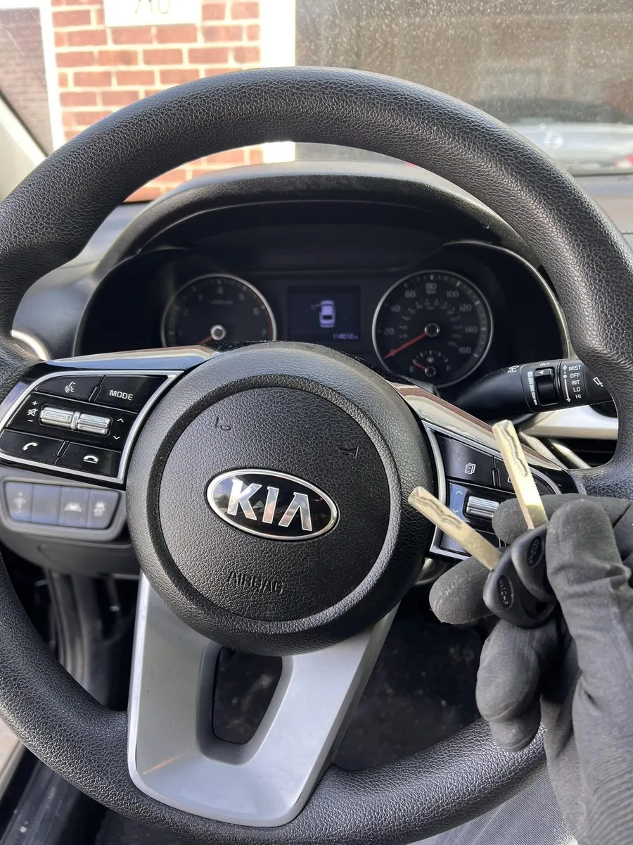 Kia flip key at the steering wheel