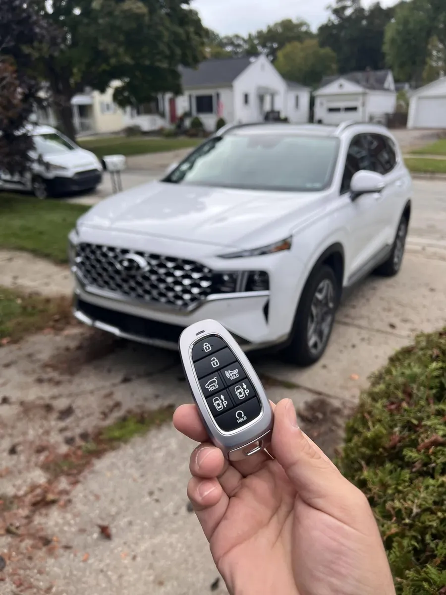 Smart key for a white Hyundai Santa Fe