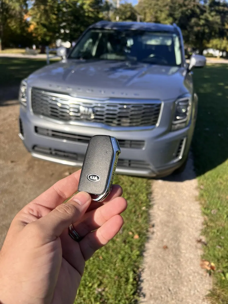 Smart key for a silver Kia Telluride