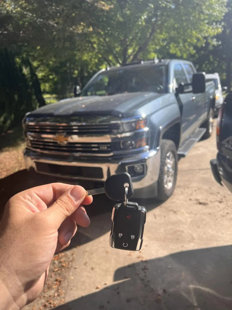 Remote key for a blue Chevrolet Silverado
