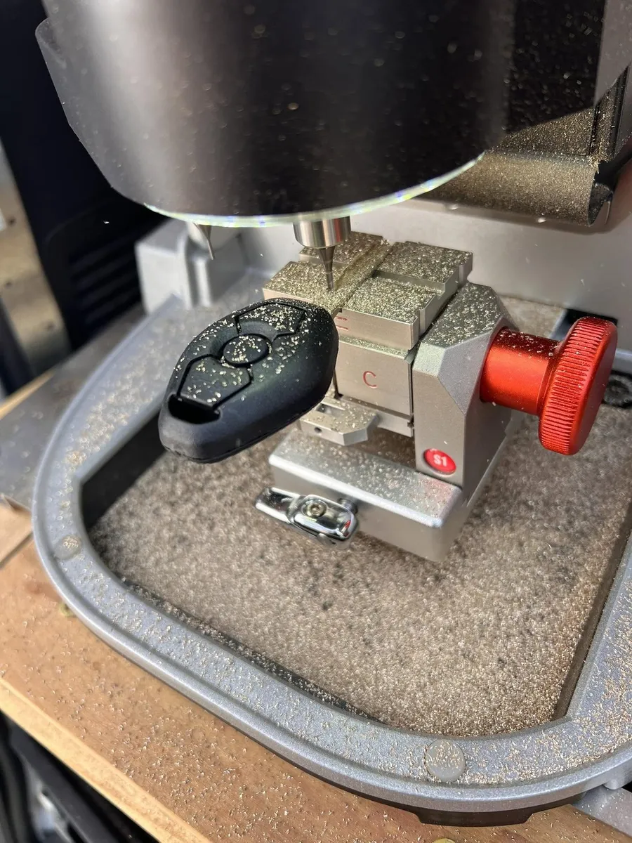 Cutting a remote head key on a key machine