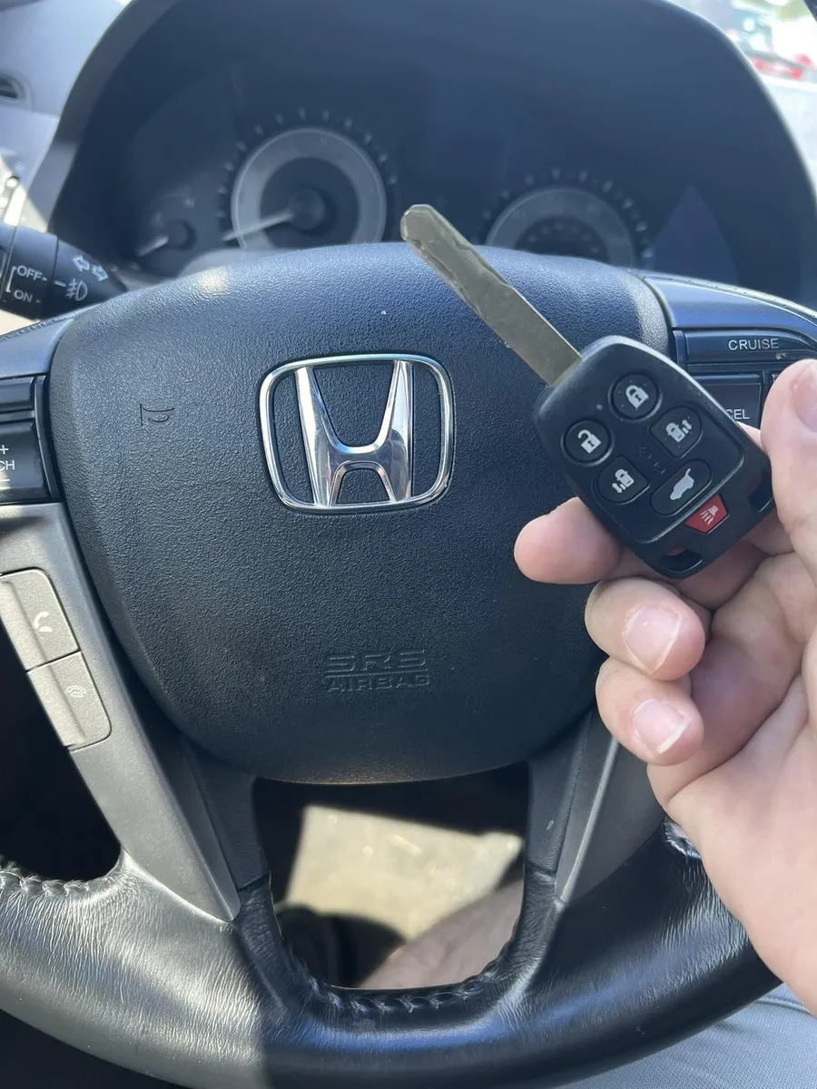 Honda remote head key at the steering wheel