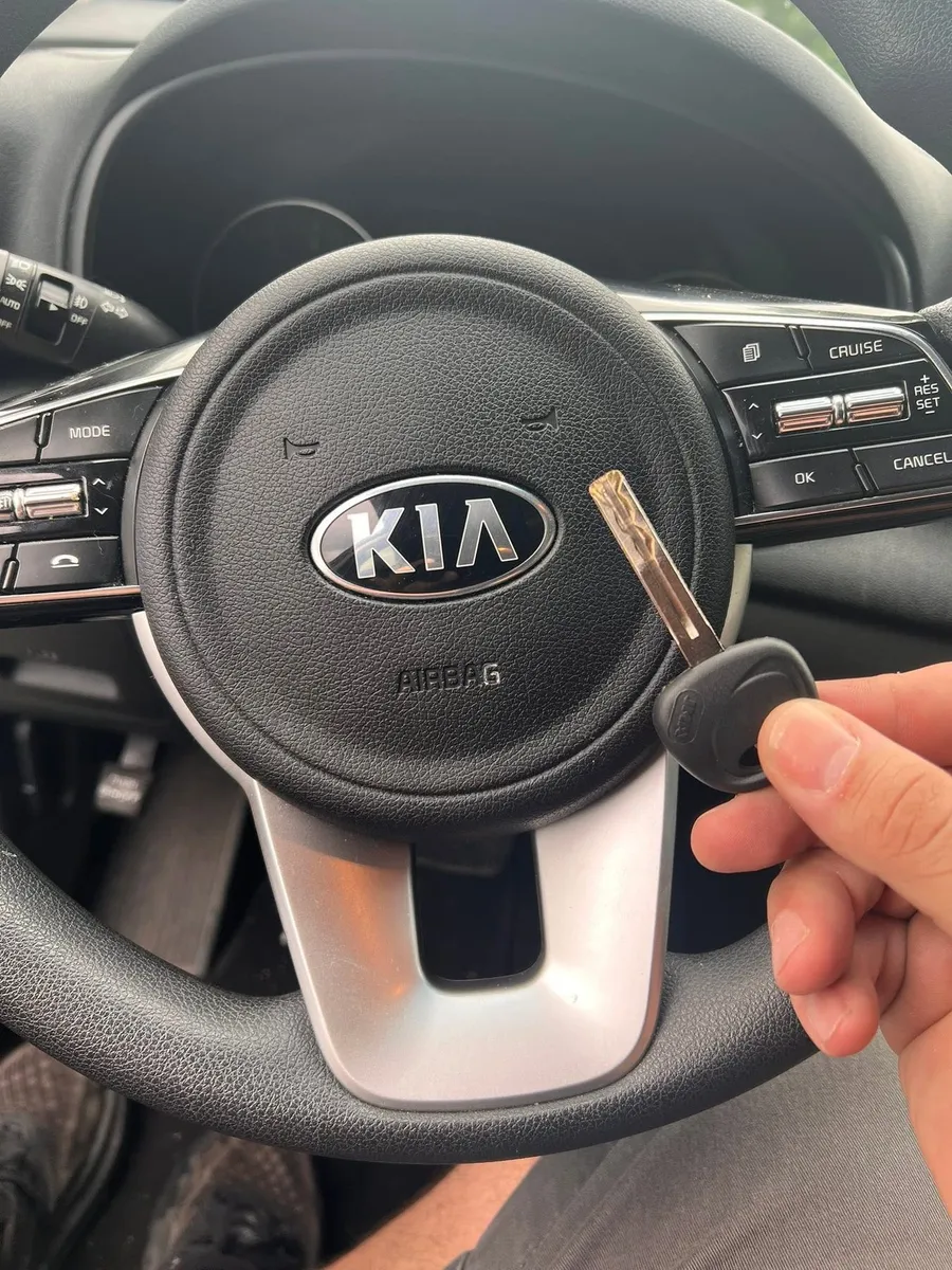 Kia transponder key at the steering wheel