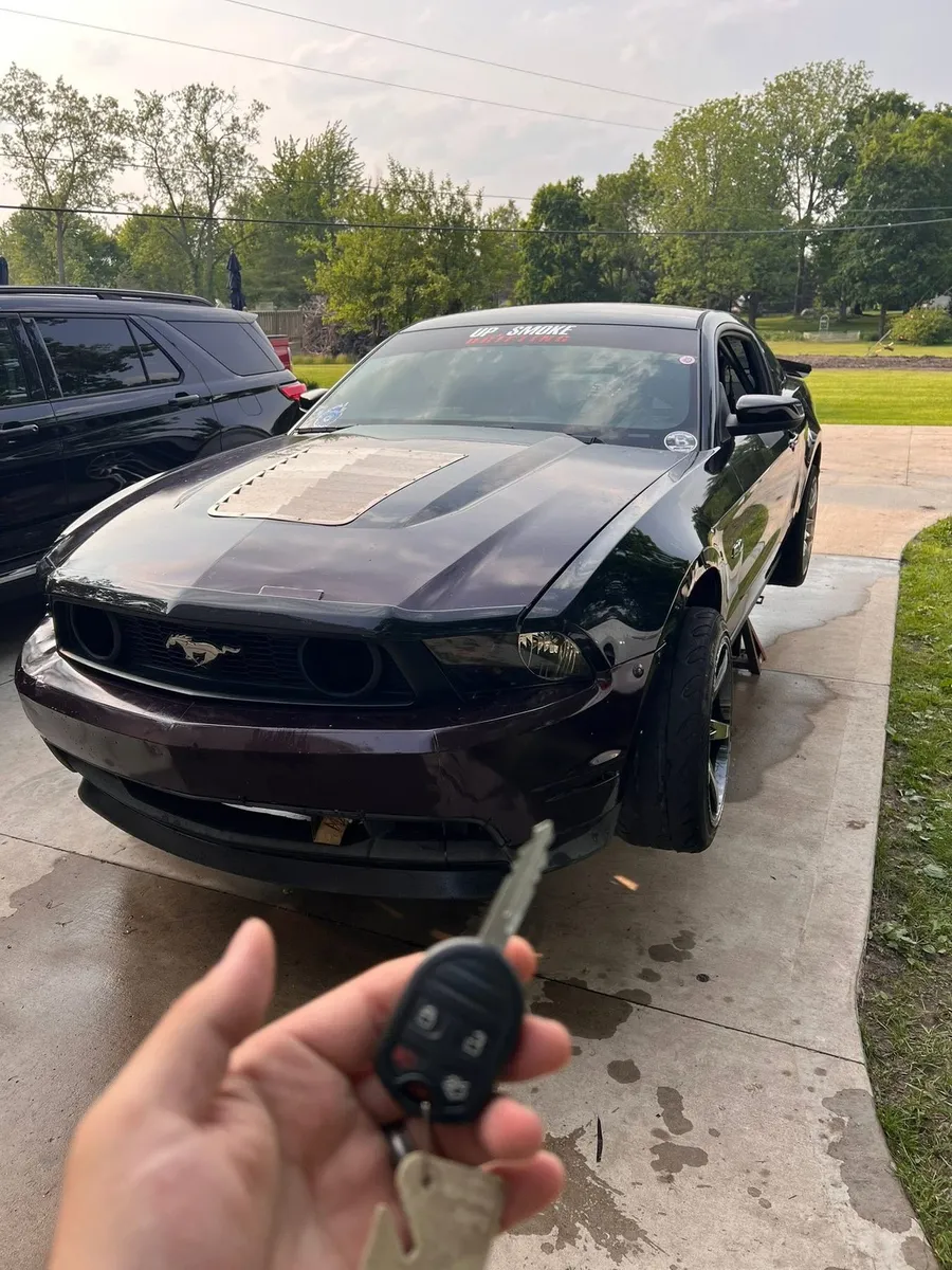 Remote head key for a black Ford Mustang