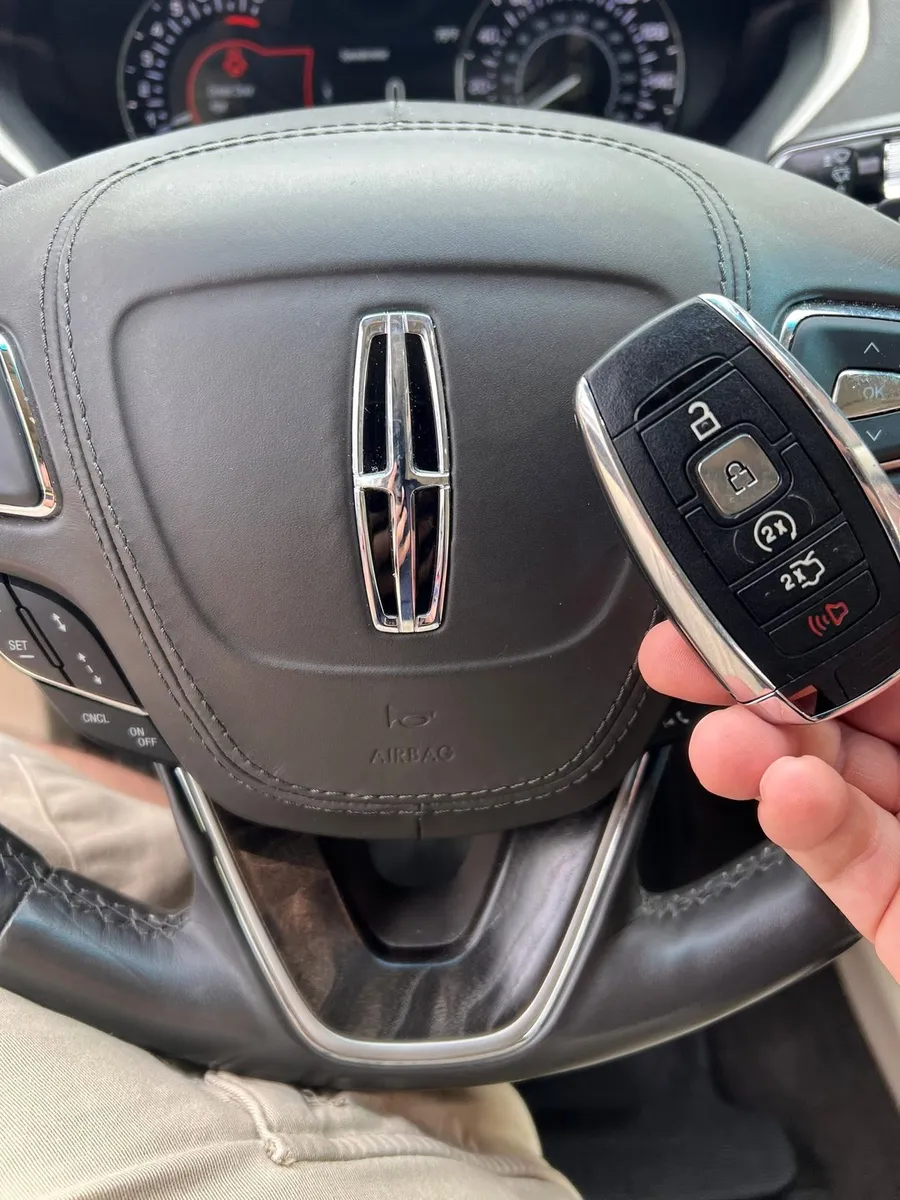 Lincoln smart key at the steering wheel