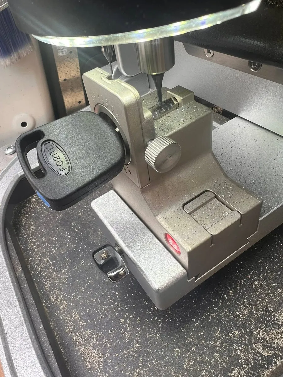 Transponder key in a key cutting machine