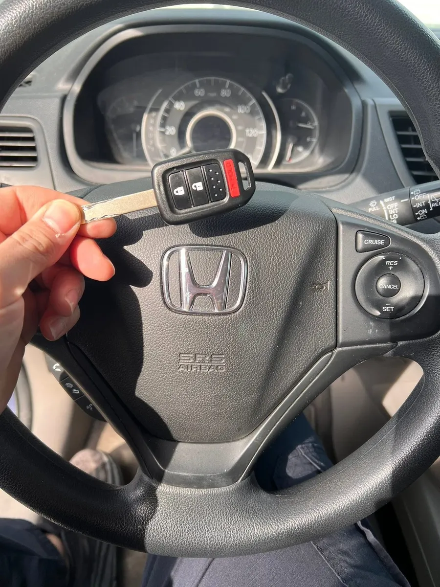 Honda remote head key at the steering wheel