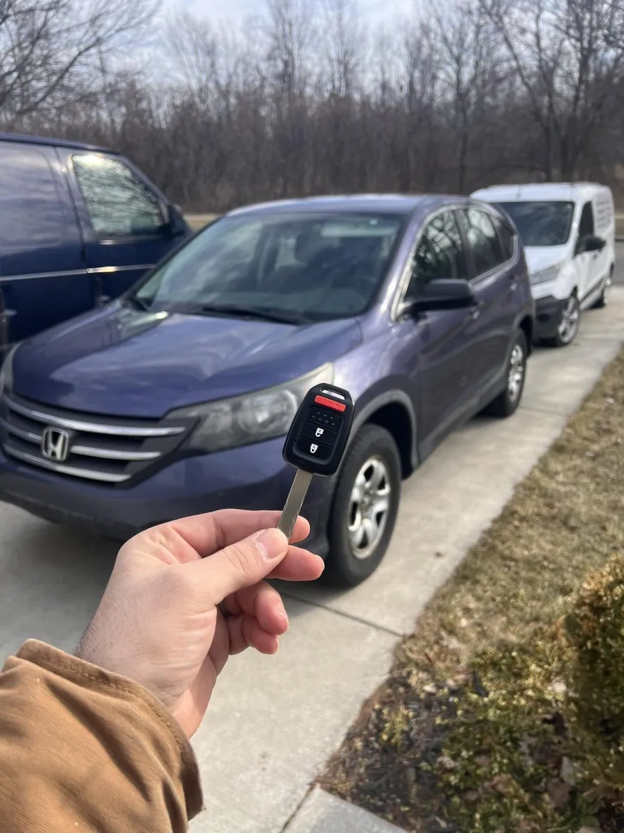 Remote head key for a blue Honda CR-V, with the CS Lock and Key van