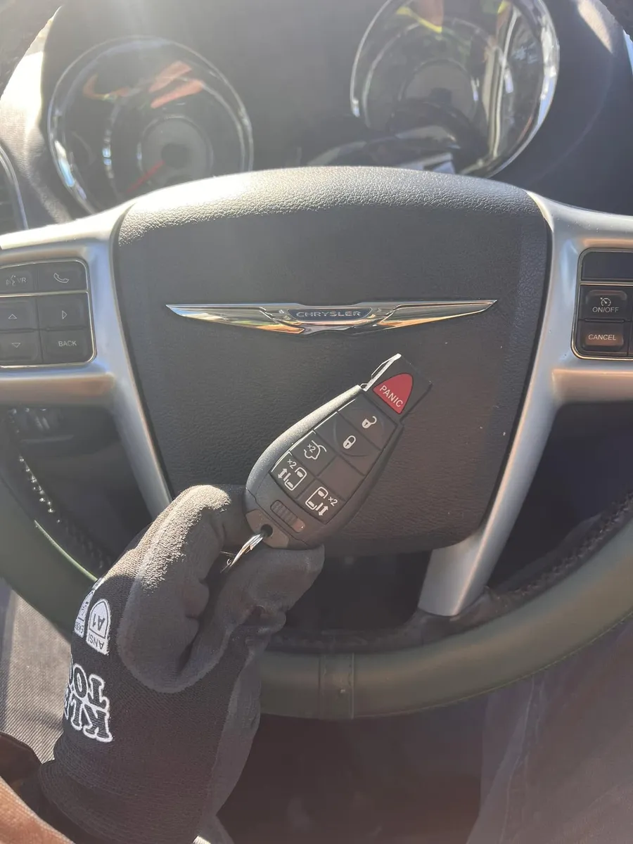 Chrysler remote key at the steering wheel