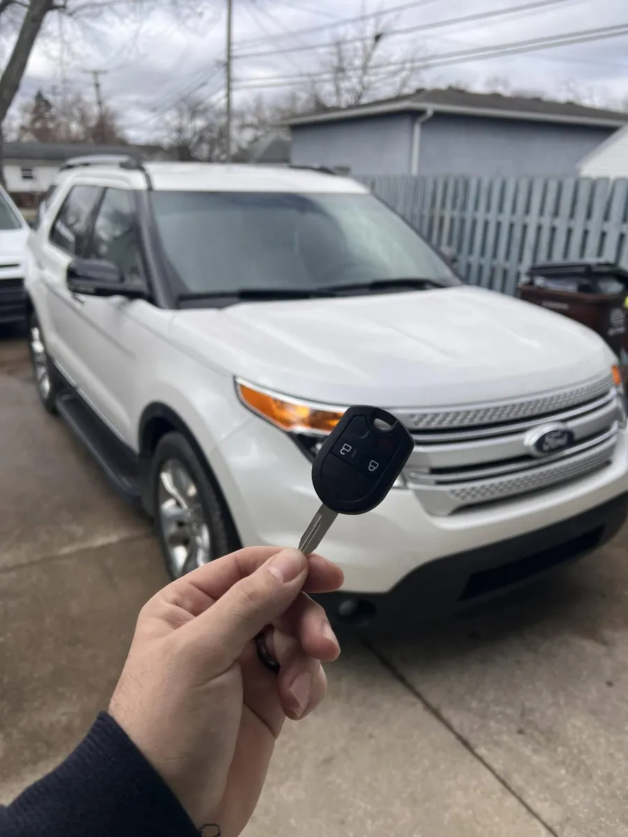 Remote head key for a white Ford Explorer